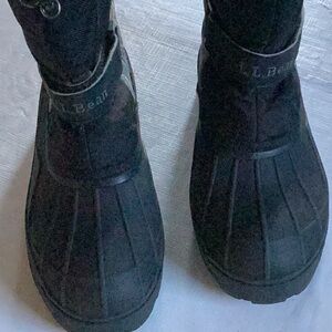 Kids L.L. BEAN winter snow boots.
